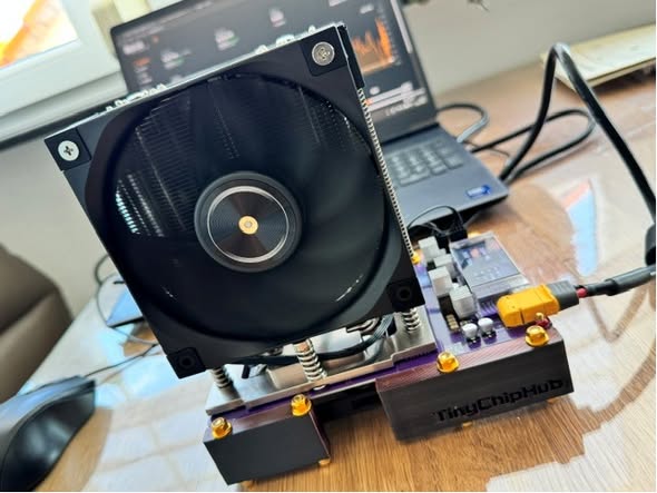 Zyber 8G Premium with its large tower cooler on my desk